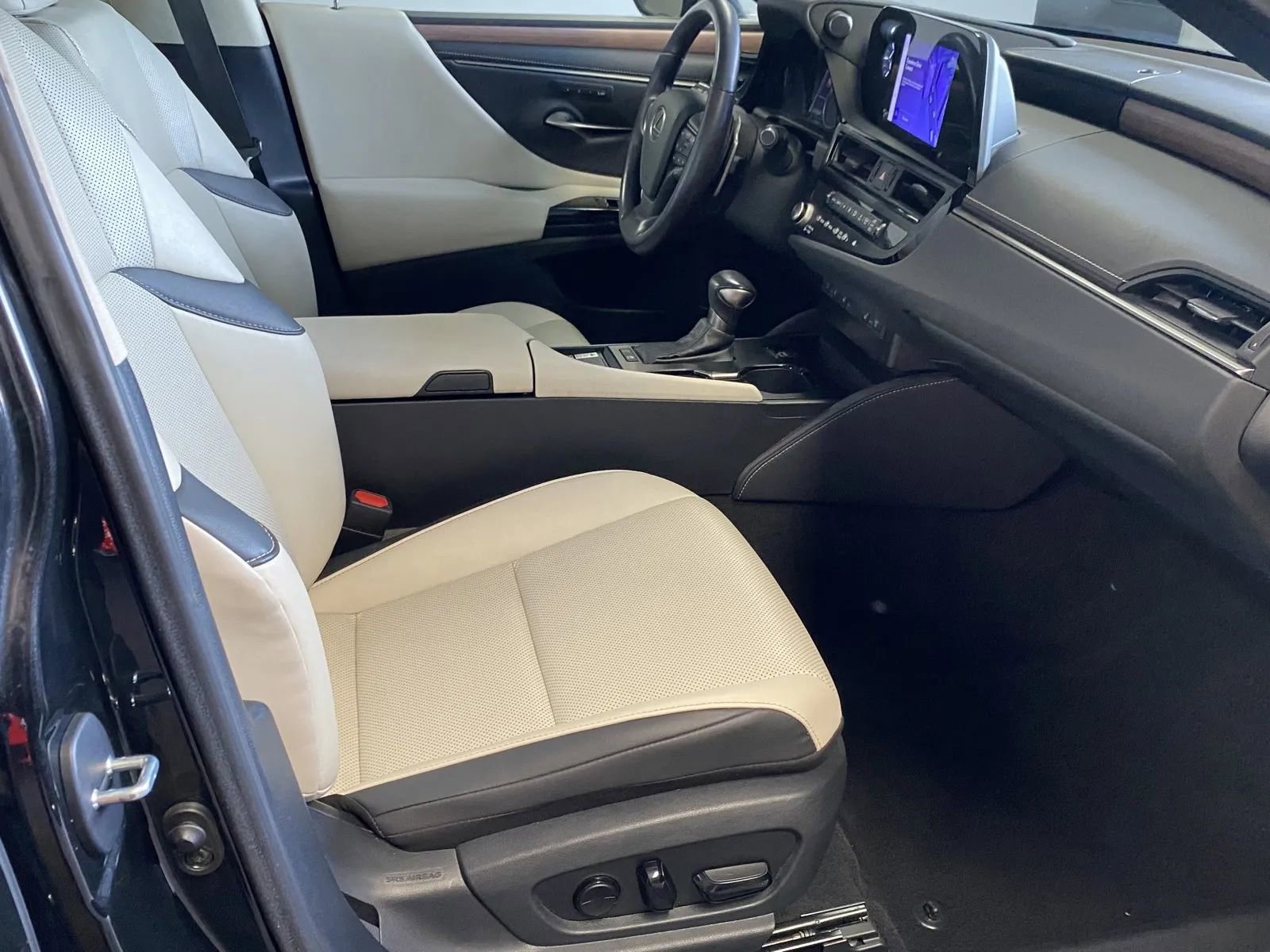 Used 2023 Lexus ES 300h w/ Premium Package image 6