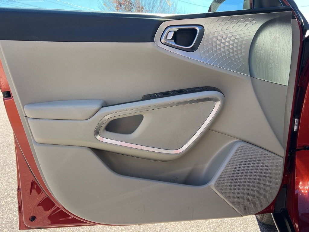Used 2023 Kia Soul LX w/ LX Technology Package image 10