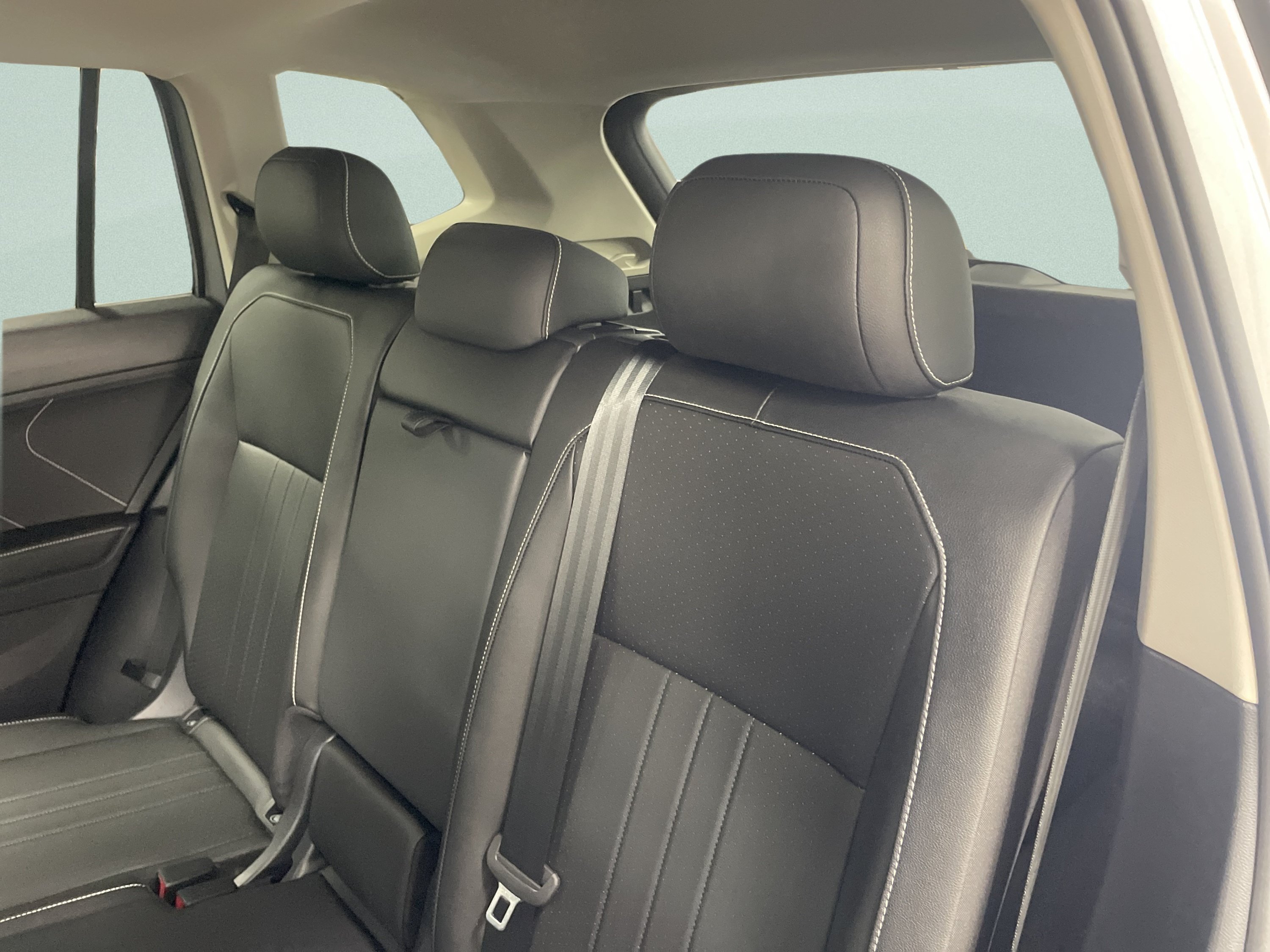 Used 2023 Volkswagen Tiguan SE w/ Panoramic Sunroof Package AWD/4WD image 10