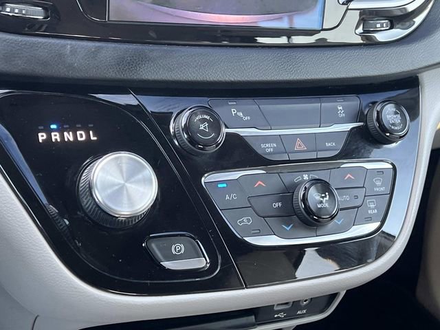 Used 2017 Chrysler Pacifica Touring-L FWD image 25
