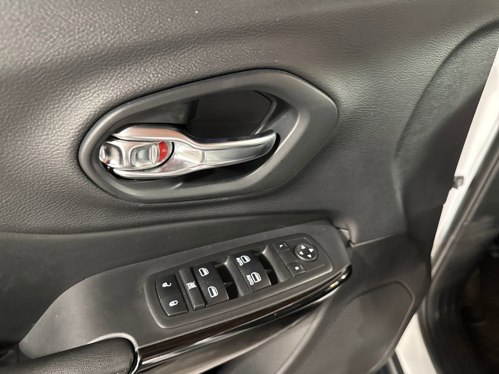 Used 2019 Jeep Cherokee Latitude Plus FWD image 16