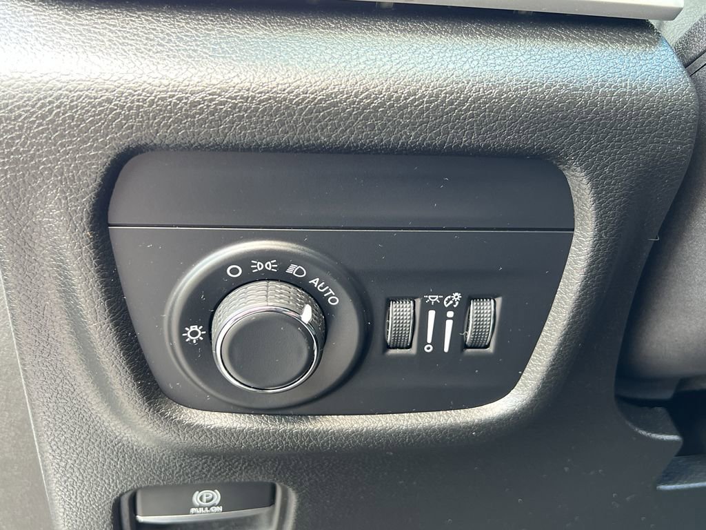 Used 2023 Jeep Grand Cherokee L Laredo image 16