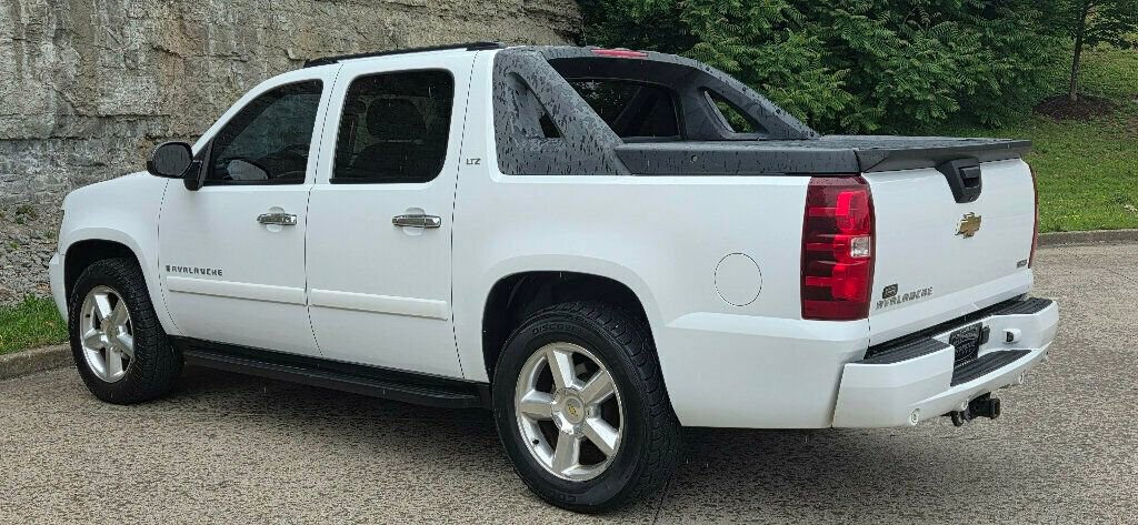 Used 2008 Chevrolet Avalanche LTZ w/ LTZ Preferred Equipment Group AWD/4WD image 8