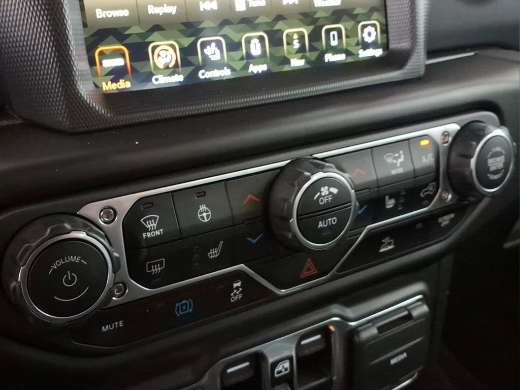 Used 2023 Jeep Wrangler Unlimited Sahara w/ Cold Weather Group AWD/4WD image 8