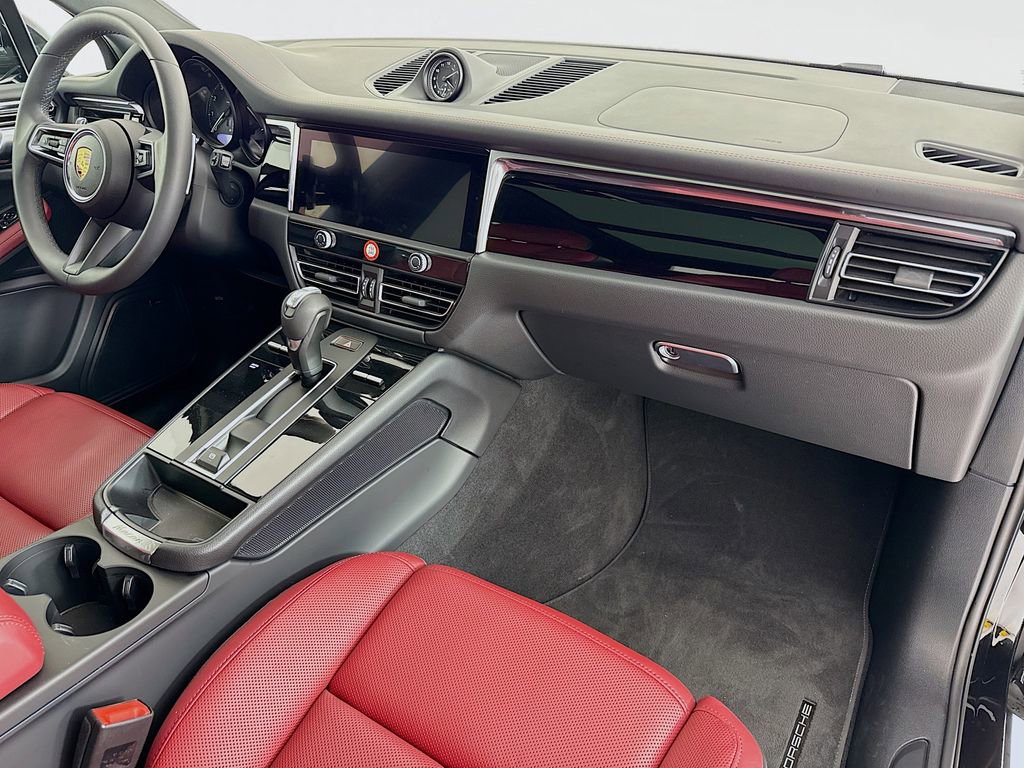 Certified 2025 Porsche Macan AWD/4WD image 32