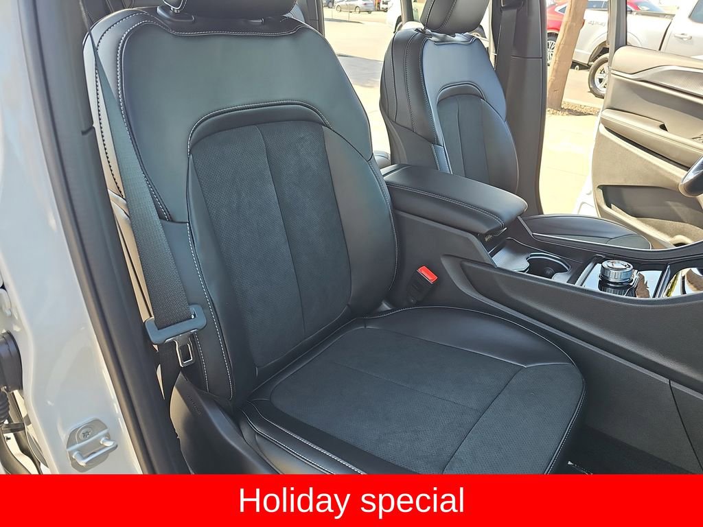 New 2025 Jeep Grand Cherokee Altitude image 10