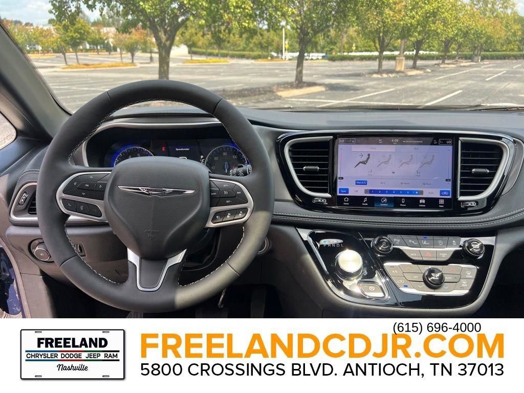 New 2025 Chrysler Pacifica Select image 22