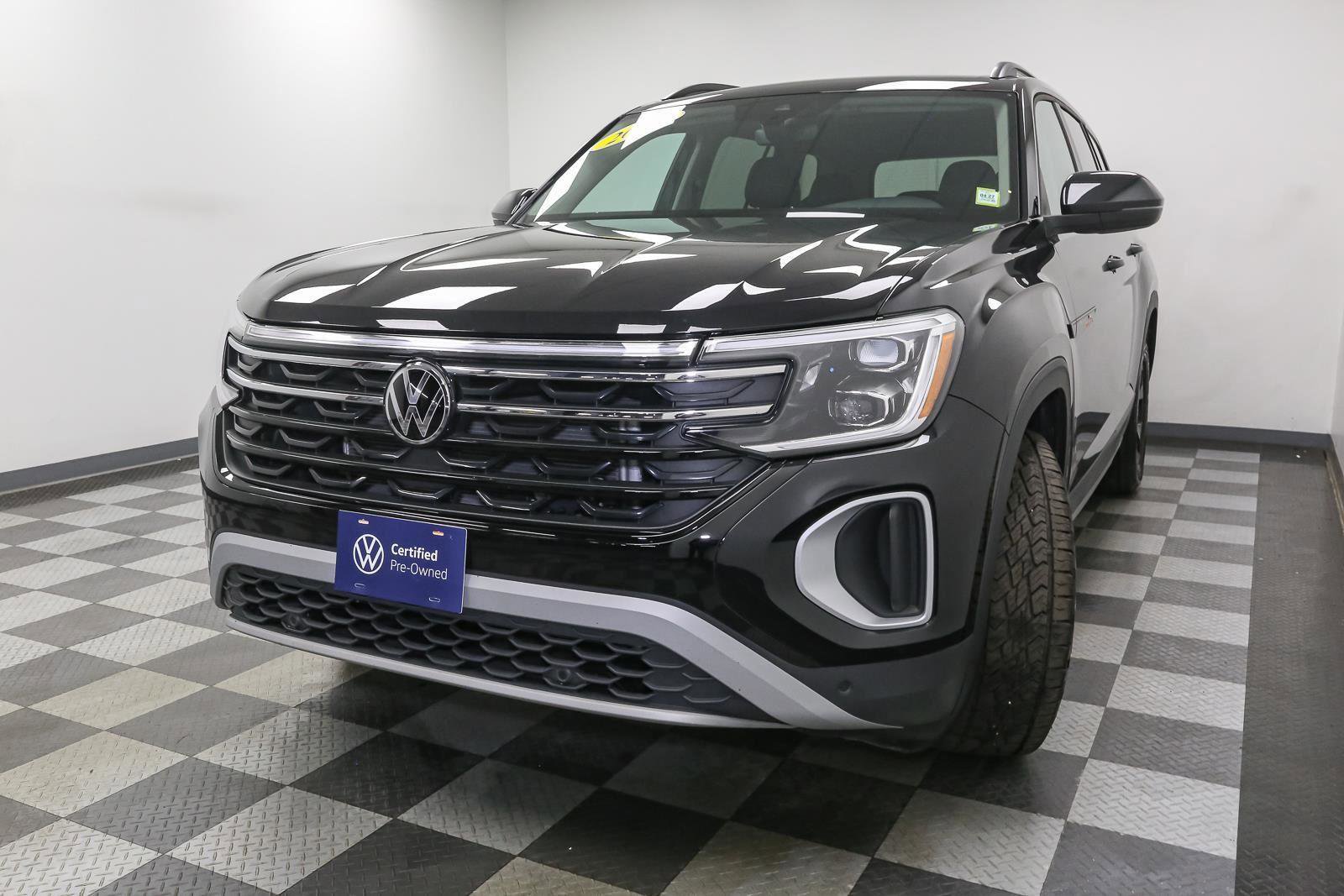Certified 2025 Volkswagen Atlas Peak Edition SE AWD/4WD image 5