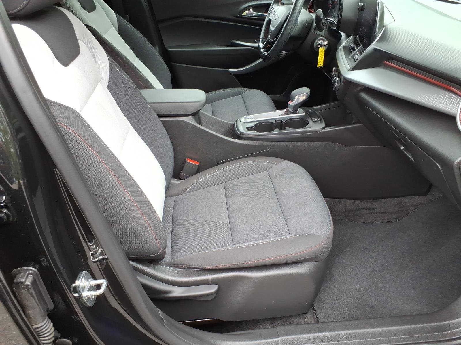 Certified 2024 Chevrolet Trax RS w/ Sunroof Package FWD image 9