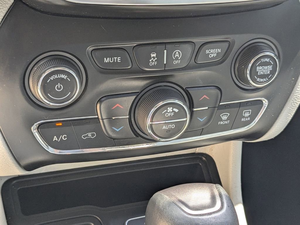 Used 2019 Jeep Cherokee Limited w/ Luxury Group image 22