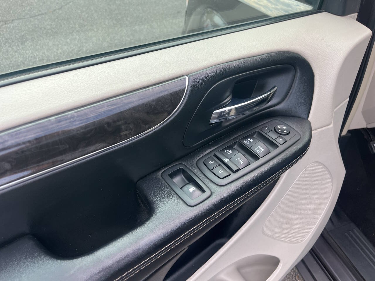 Used 2015 Chrysler Town & Country Touring FWD image 12