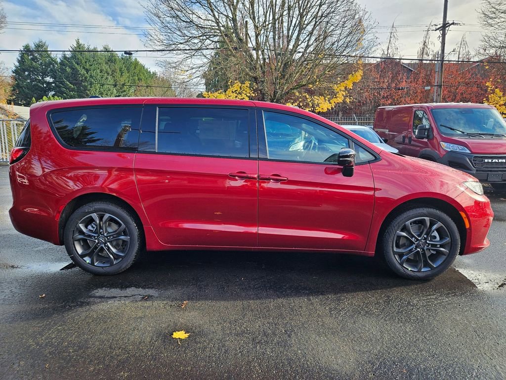 New 2026 Chrysler Pacifica Select image 8