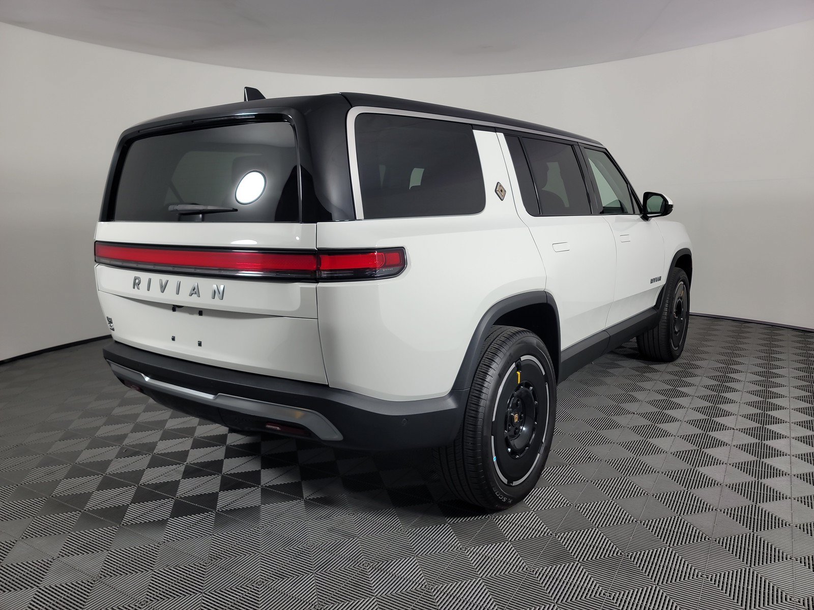 Used 2025 Rivian R1S Adventure AWD/4WD image 5