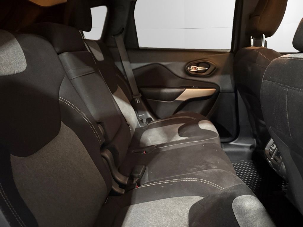 Used 2018 Jeep Cherokee Latitude w/ Cold Weather Group image 16