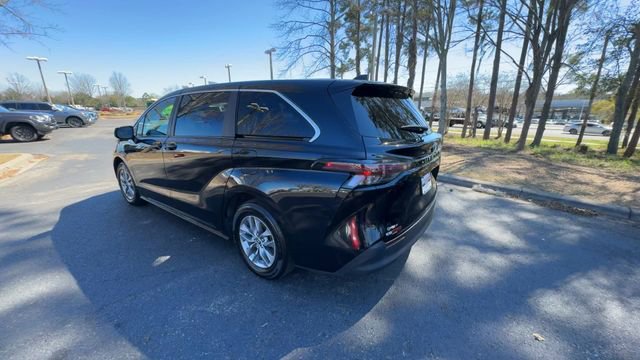 Used 2025 Toyota Sienna LE image 12