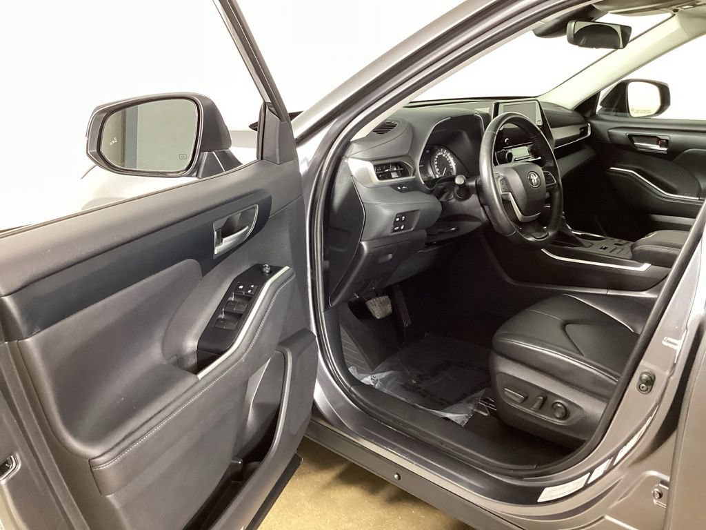 Used 2023 Toyota Highlander XLE AWD/4WD image 9
