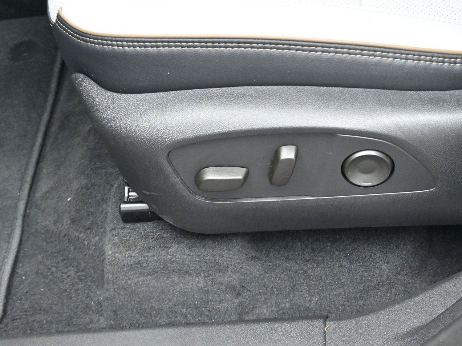 Used 2025 Chevrolet Traverse High Country image 16