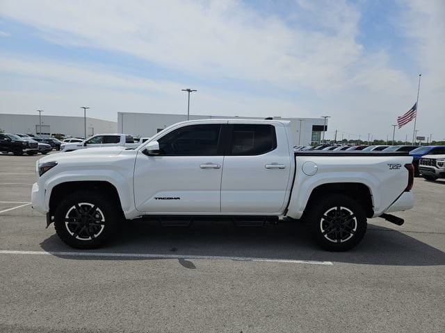 Used 2025 Toyota Tacoma TRD Sport AWD/4WD image 4