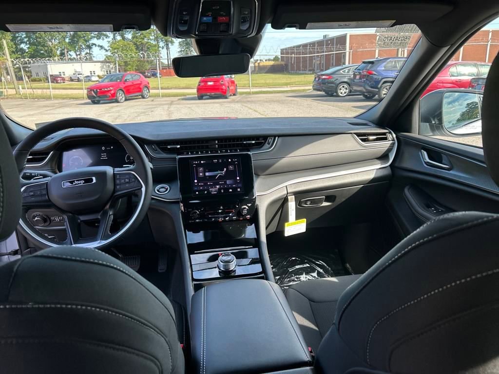 New 2025 Jeep Grand Cherokee Laredo X w/ Luxury Tech Group I image 22