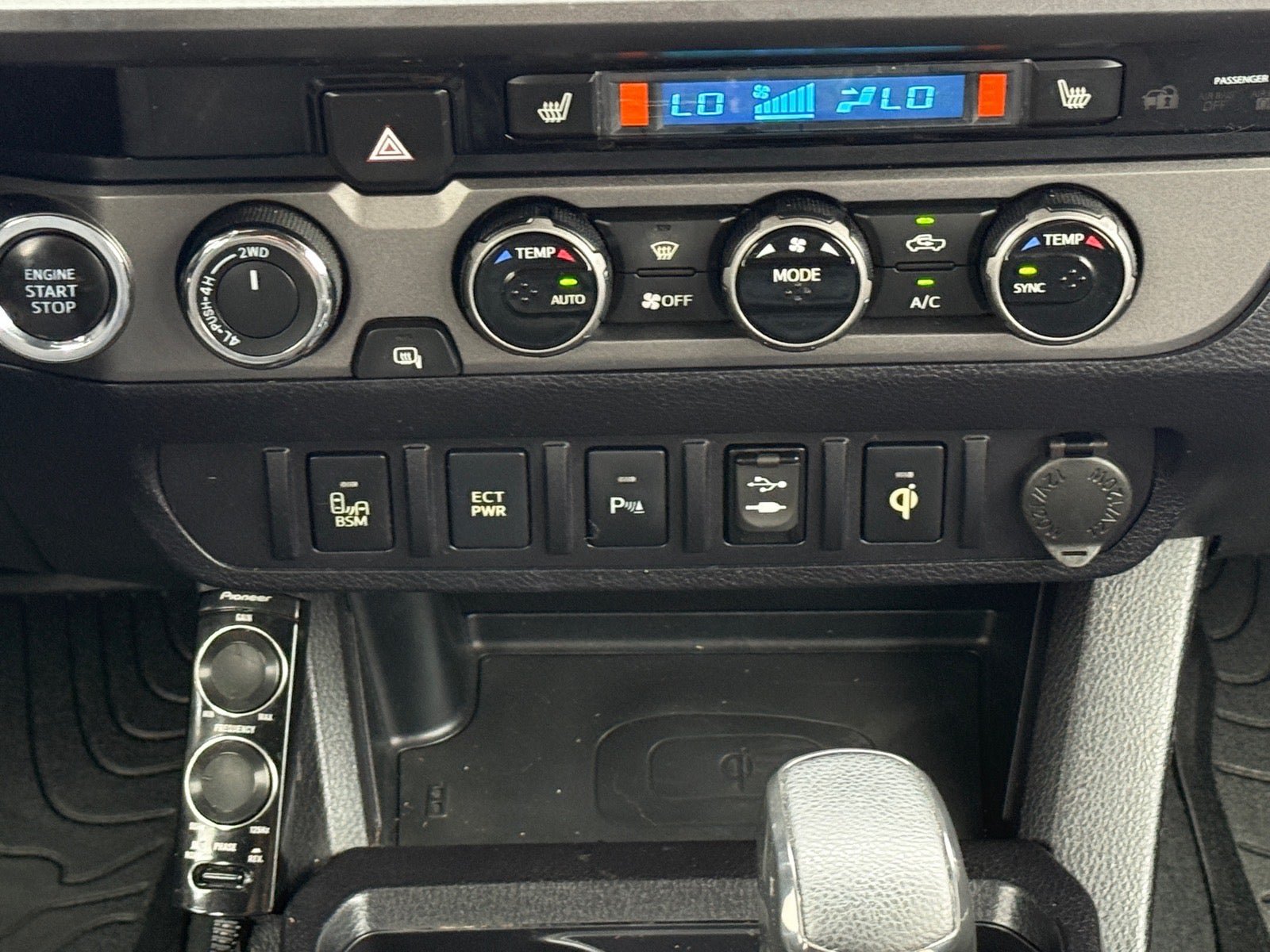 Used 2016 Toyota Tacoma TRD Off-Road w/ Premium & Technology Package AWD/4WD image 25