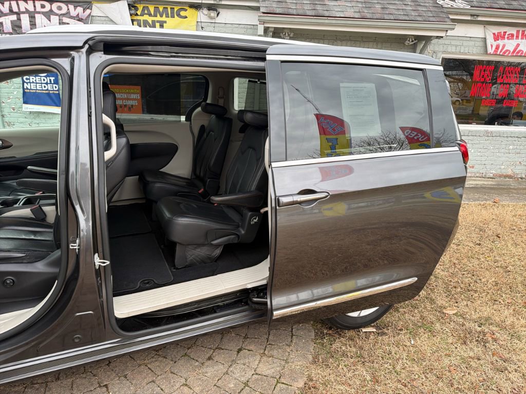 Used 2019 Chrysler Pacifica Touring-L w/ Tire & Wheel Group image 21