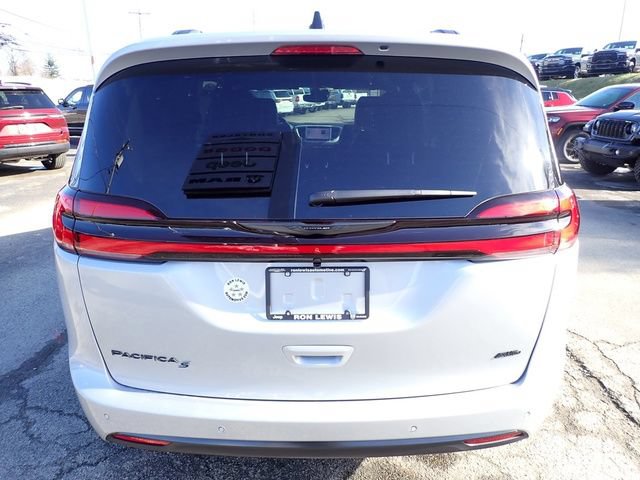 New 2026 Chrysler Pacifica Select w/ S Appearance Package AWD/4WD image 4