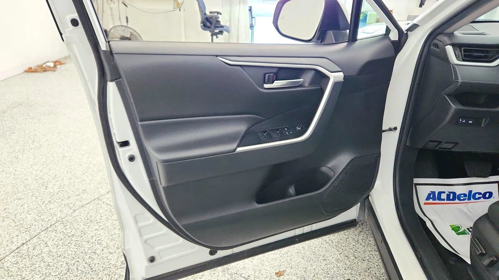 Used 2024 Toyota RAV4 XLE FWD image 24