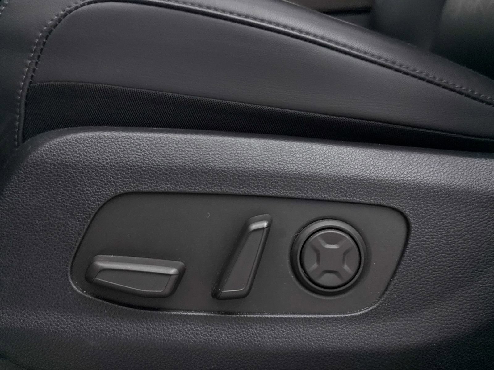 Used 2025 Kia Carnival EX image 28