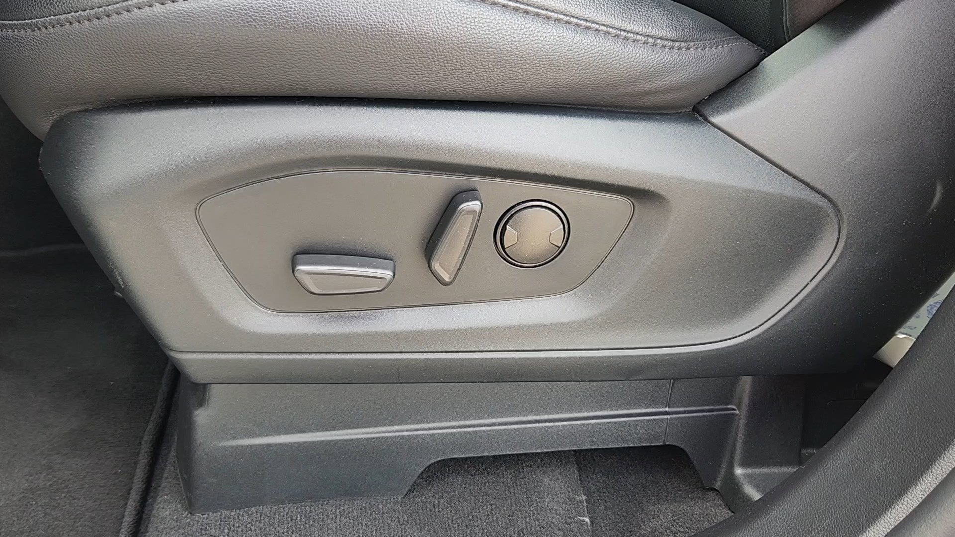 Used 2023 Ford Explorer Limited w/ Limited Technology Package image 9