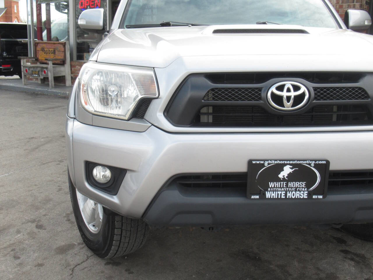Used 2015 Toyota Tacoma 4x4 Access Cab V6 w/ TRD Sport Package image 3