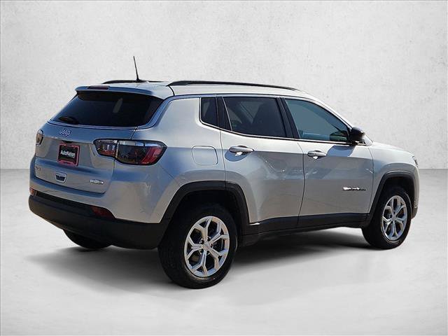 Used 2024 Jeep Compass Latitude AWD/4WD image 5