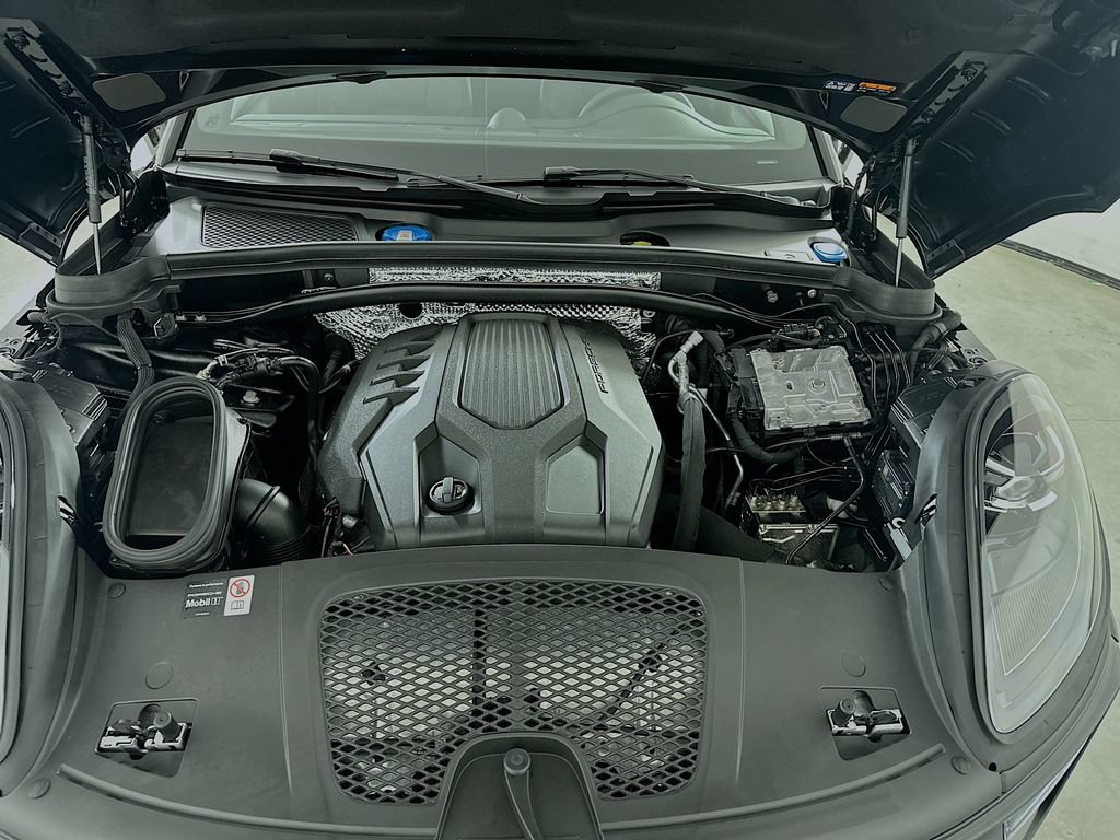 New 2026 Porsche Macan Turbo AWD/4WD image 31