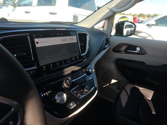 Used 2024 Chrysler Pacifica Limited w/ Uconnect Theater Family Group FWD image 6