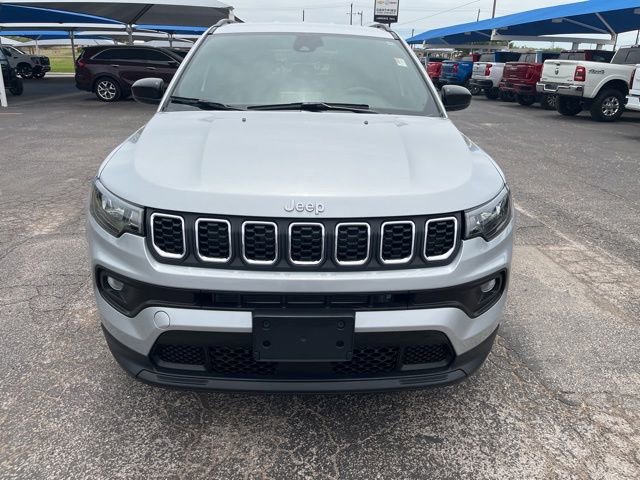 Used 2025 Jeep Compass Latitude AWD/4WD image 2