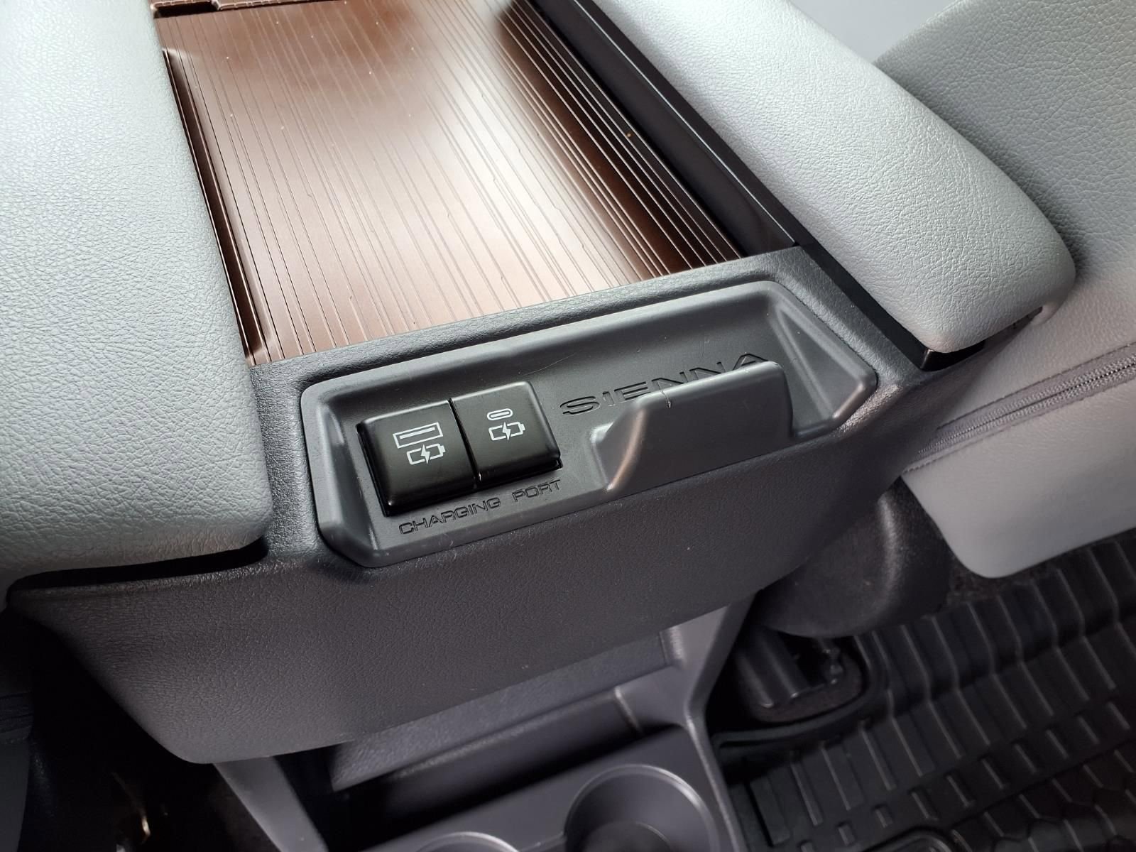 Used 2024 Toyota Sienna XLE FWD image 15