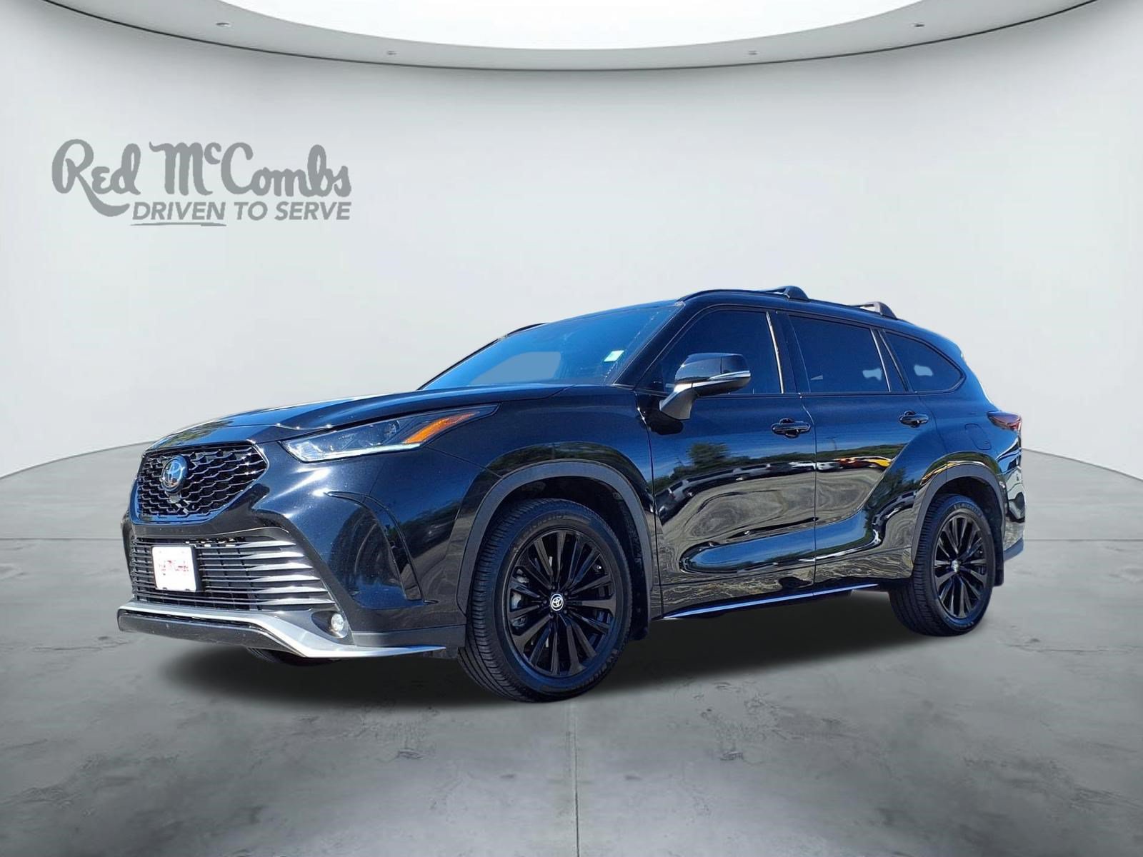 Used 2024 Toyota Highlander LE AWD/4WD image 1