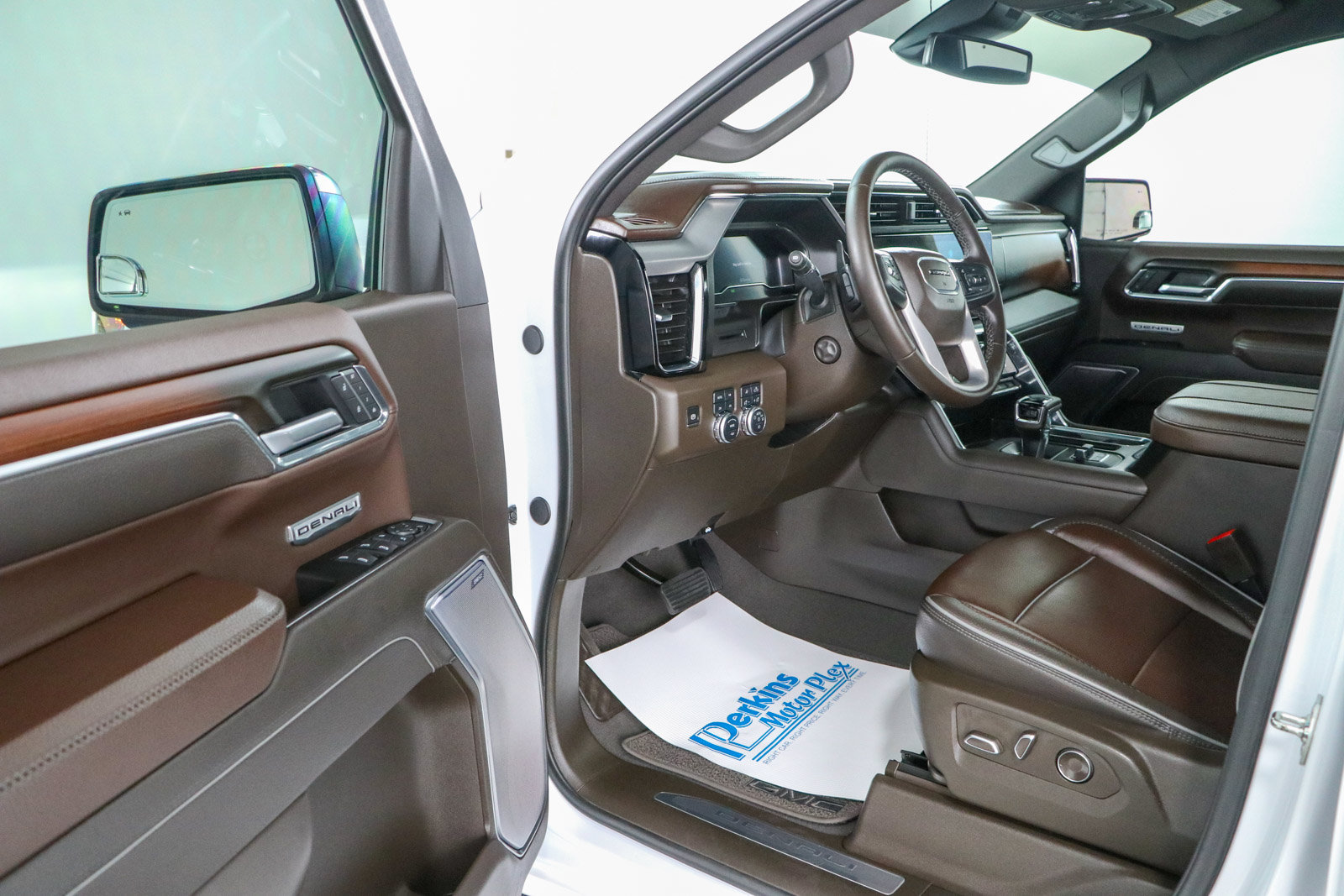 Used 2025 GMC Sierra 1500 Denali AWD/4WD image 3