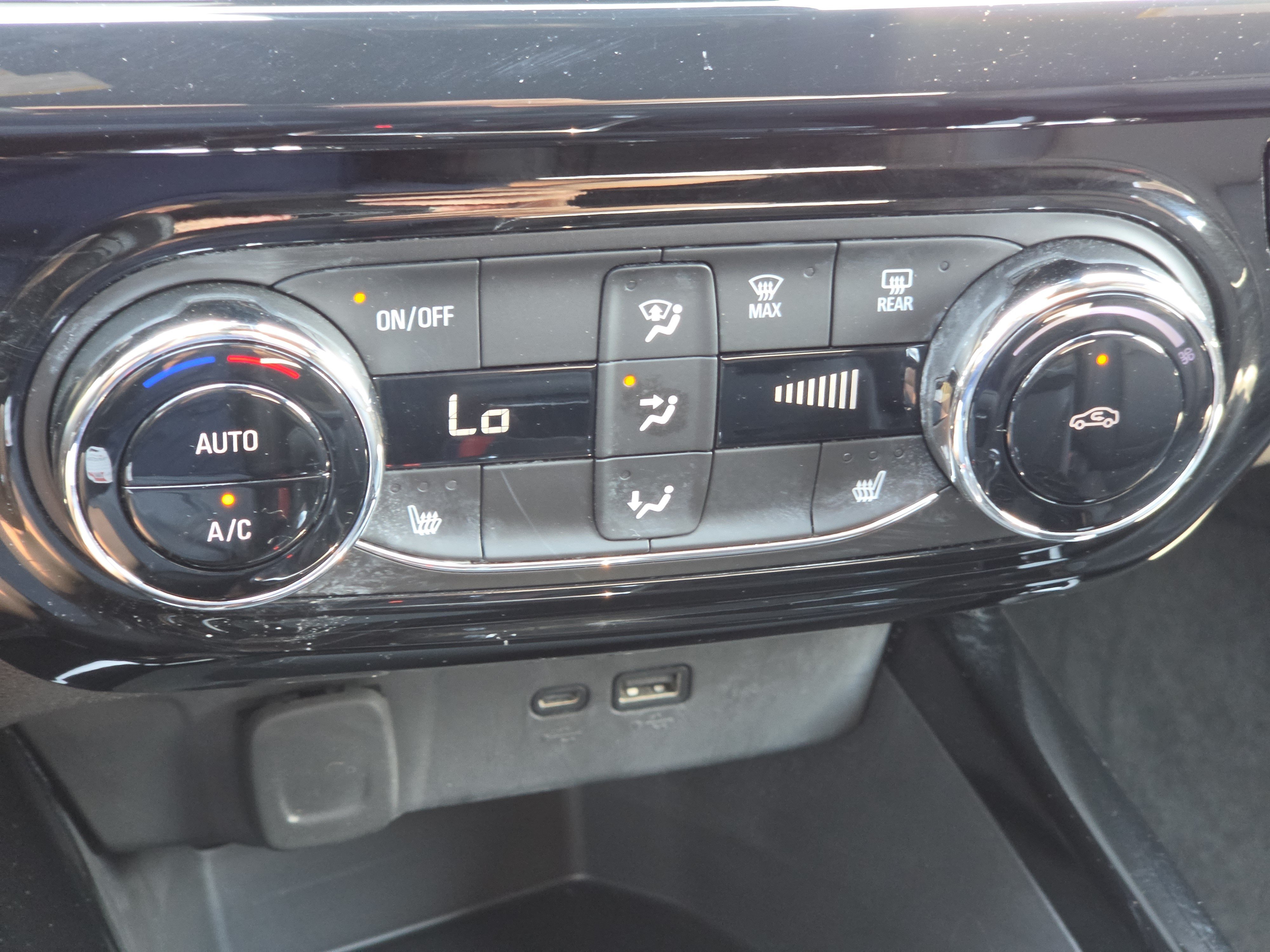 Used 2024 Chevrolet Trax RS w/ Driver Confidence Package FWD image 22