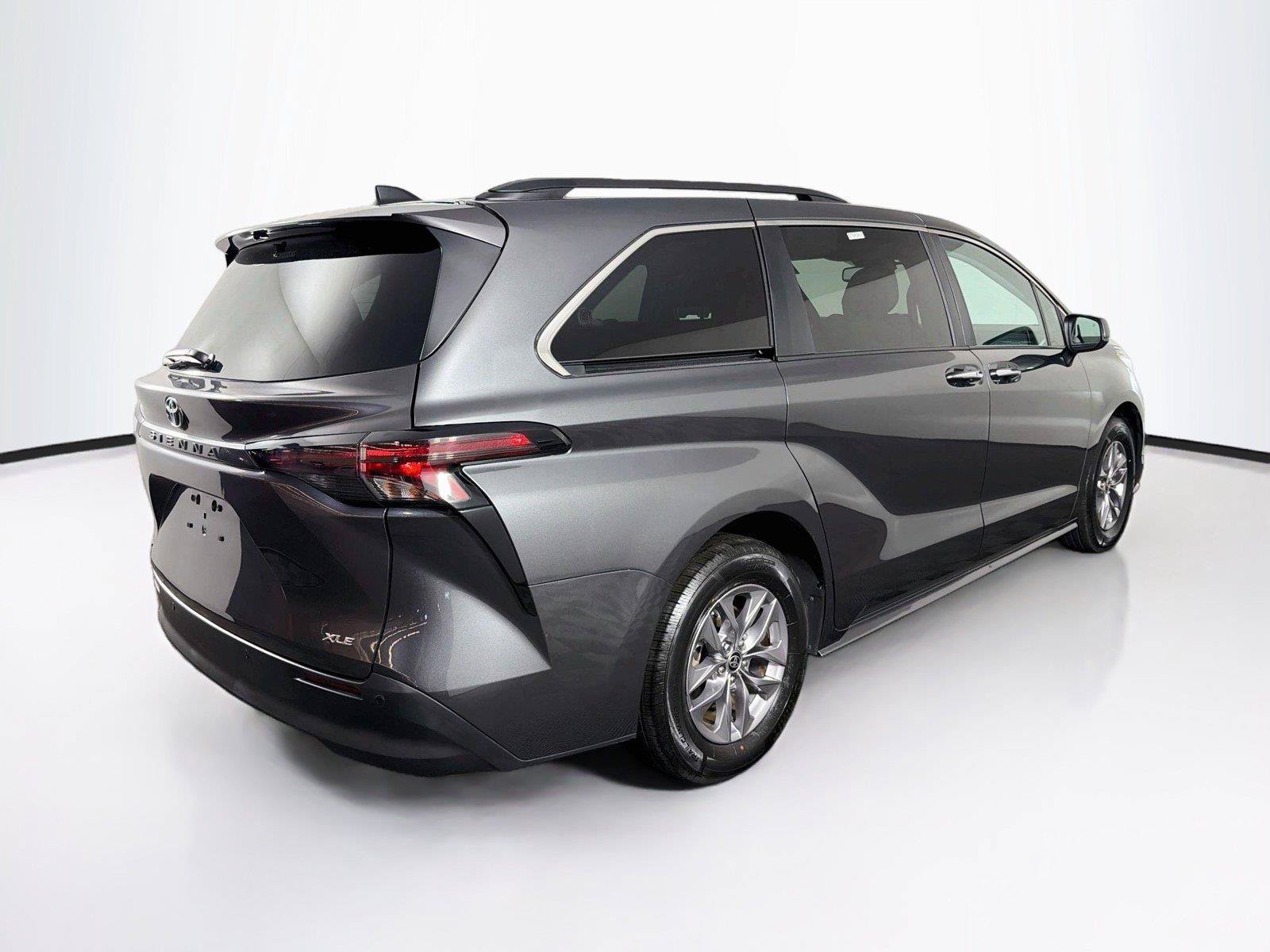 Used 2025 Toyota Sienna XLE FWD image 11