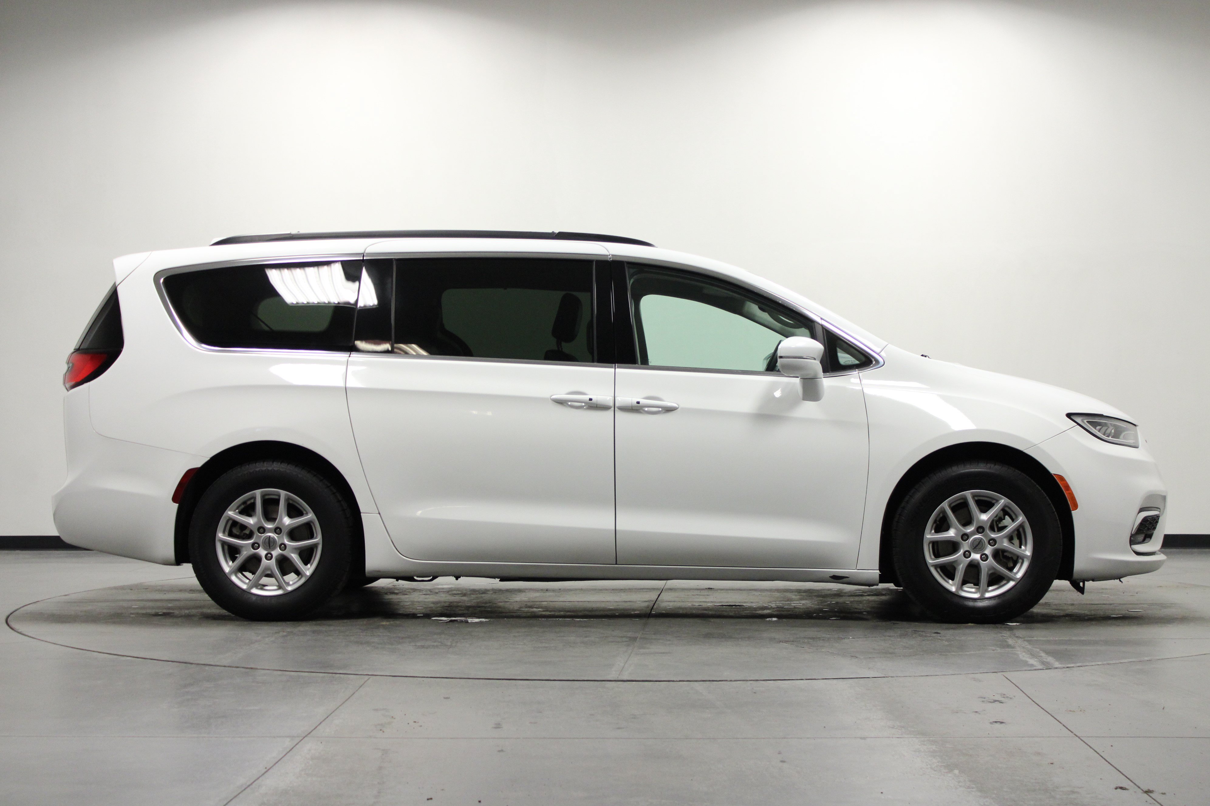 Used 2022 Chrysler Pacifica Touring-L FWD image 3