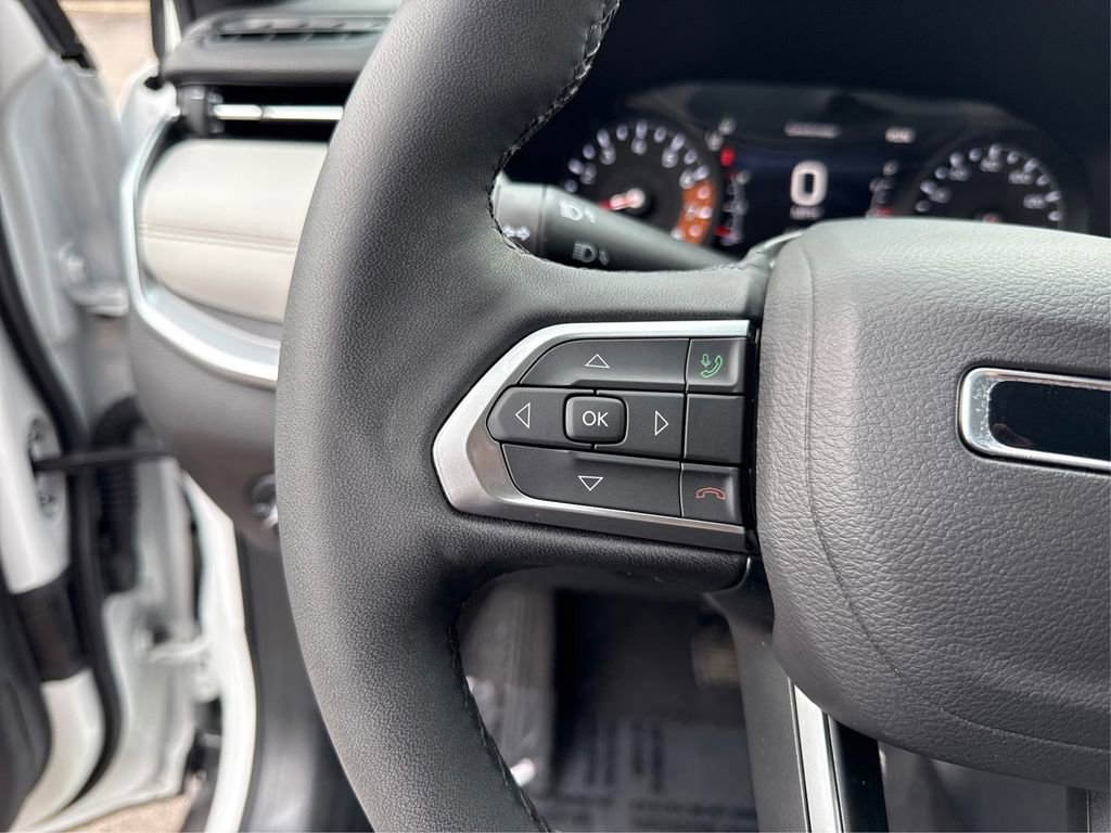 Used 2025 Jeep Compass Limited image 25