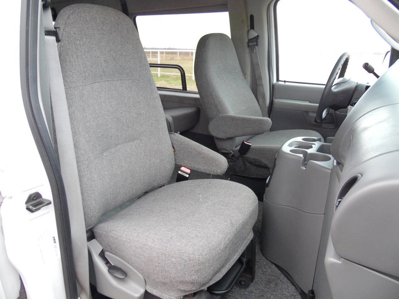 Used 2004 Ford E-250 and Econoline 250 Extended image 6