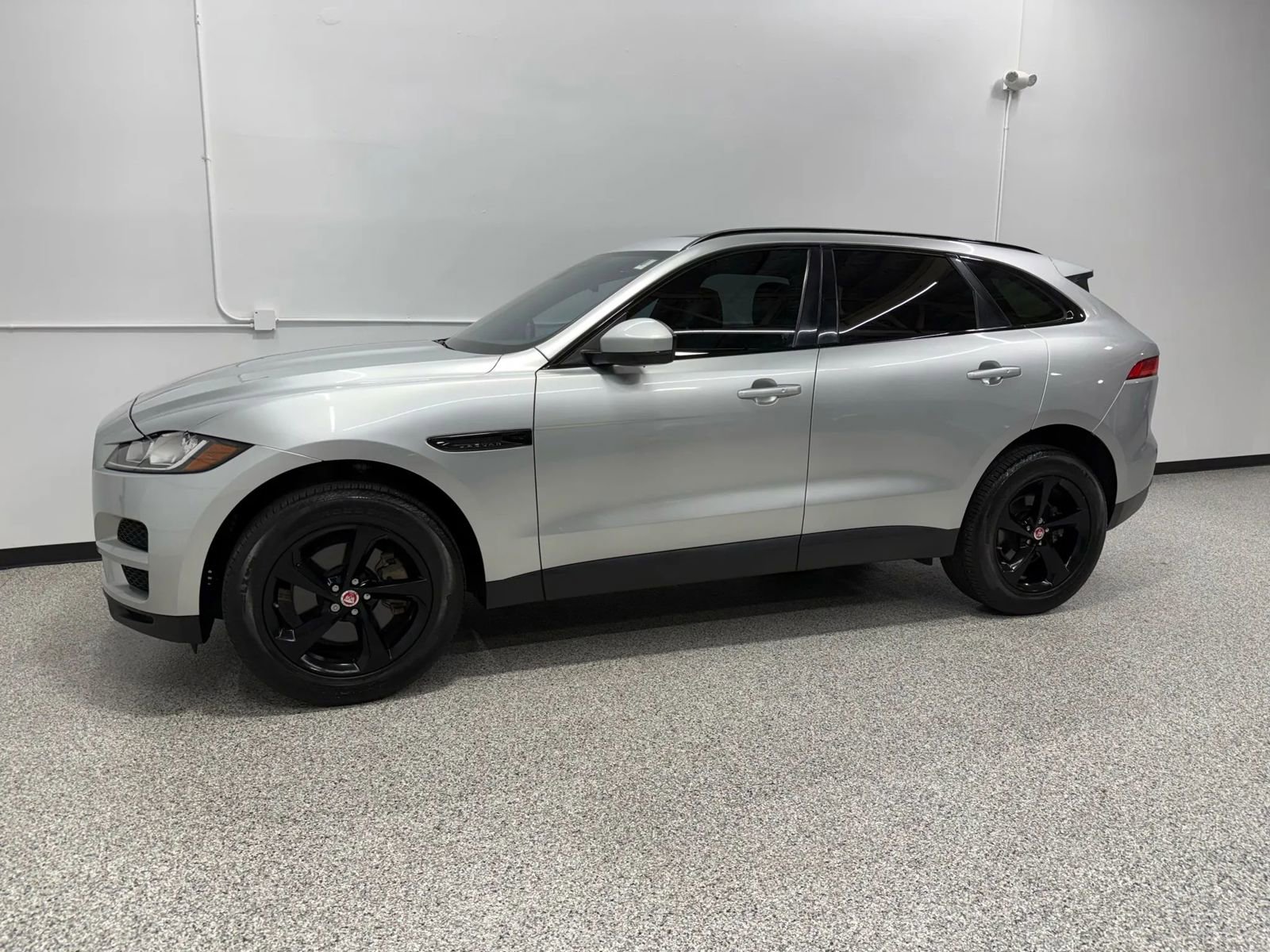 Used 2019 Jaguar F-PACE Premium image 2