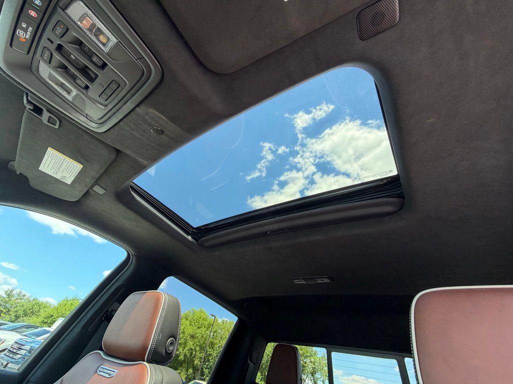 Used 2024 GMC Sierra 2500 Denali Ultimate AWD/4WD image 3