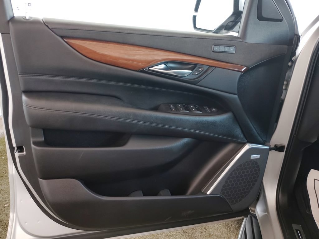 Used 2020 Cadillac Escalade ESV Luxury RWD image 21
