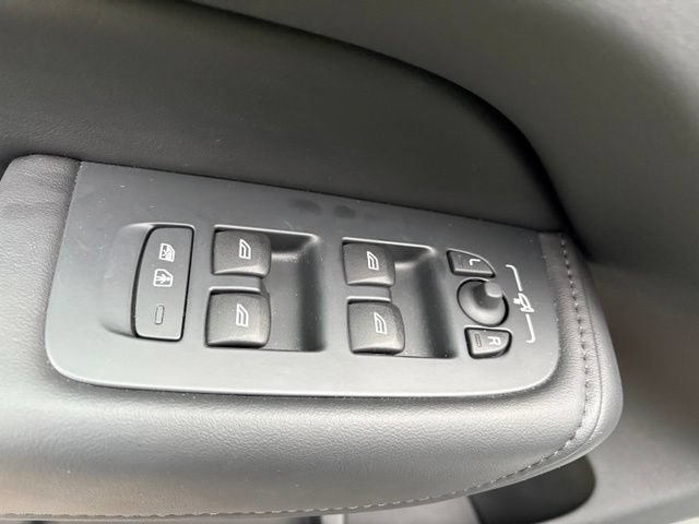 Used 2024 Volvo XC60 B5 Plus w/ Protection Package Premier AWD/4WD image 16