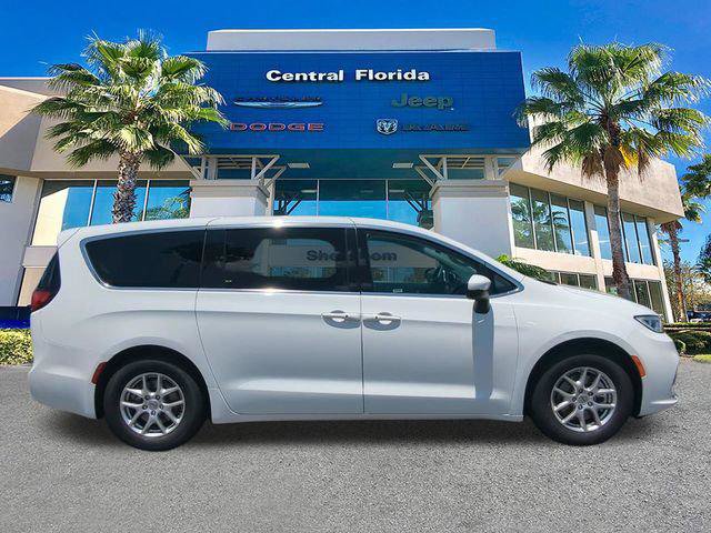 Certified 2023 Chrysler Pacifica Touring-L FWD image 4
