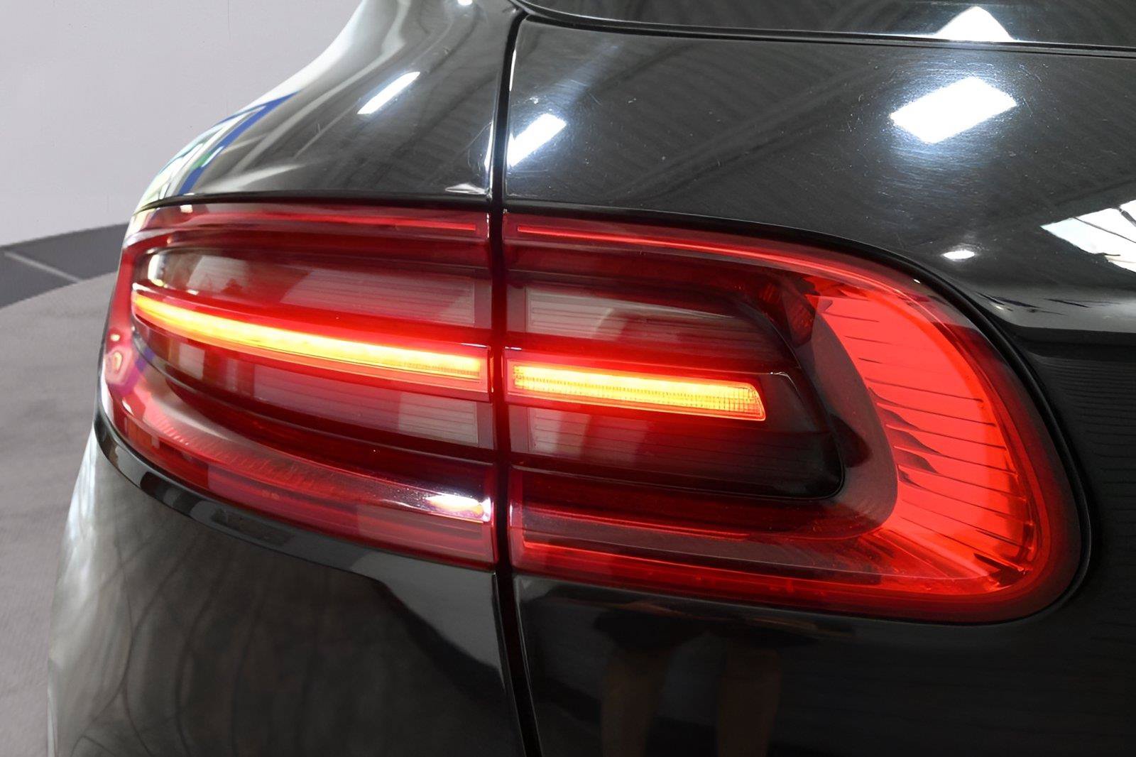 Used 2018 Porsche Macan AWD/4WD image 37