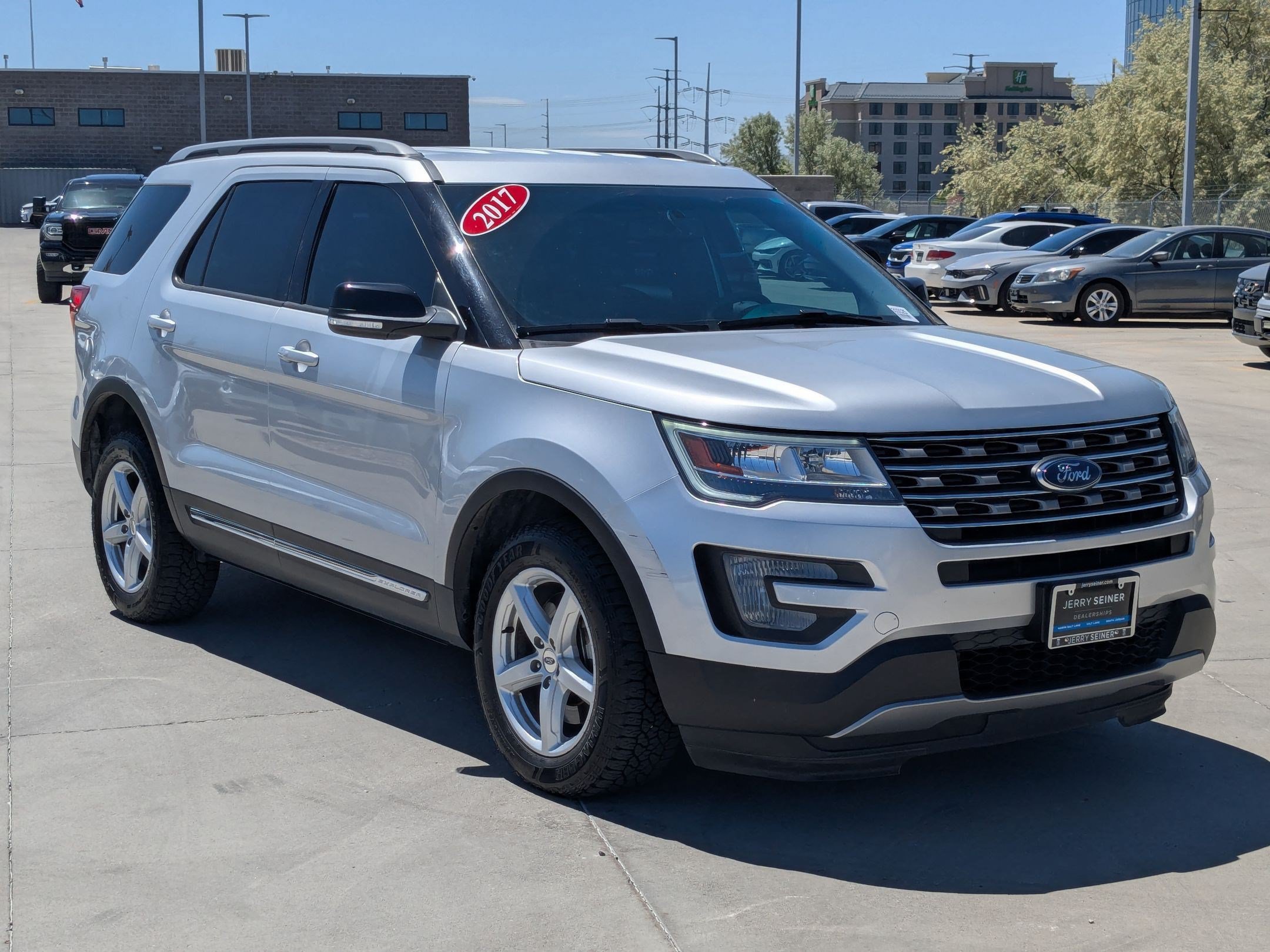 Used 2017 Ford Explorer XLT w/ Equipment Group 201A AWD/4WD image 7