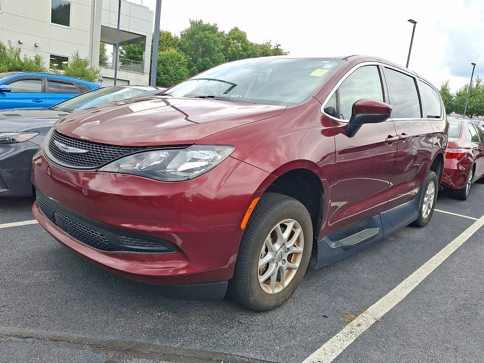 Used 2023 Chrysler Voyager LX FWD image 2